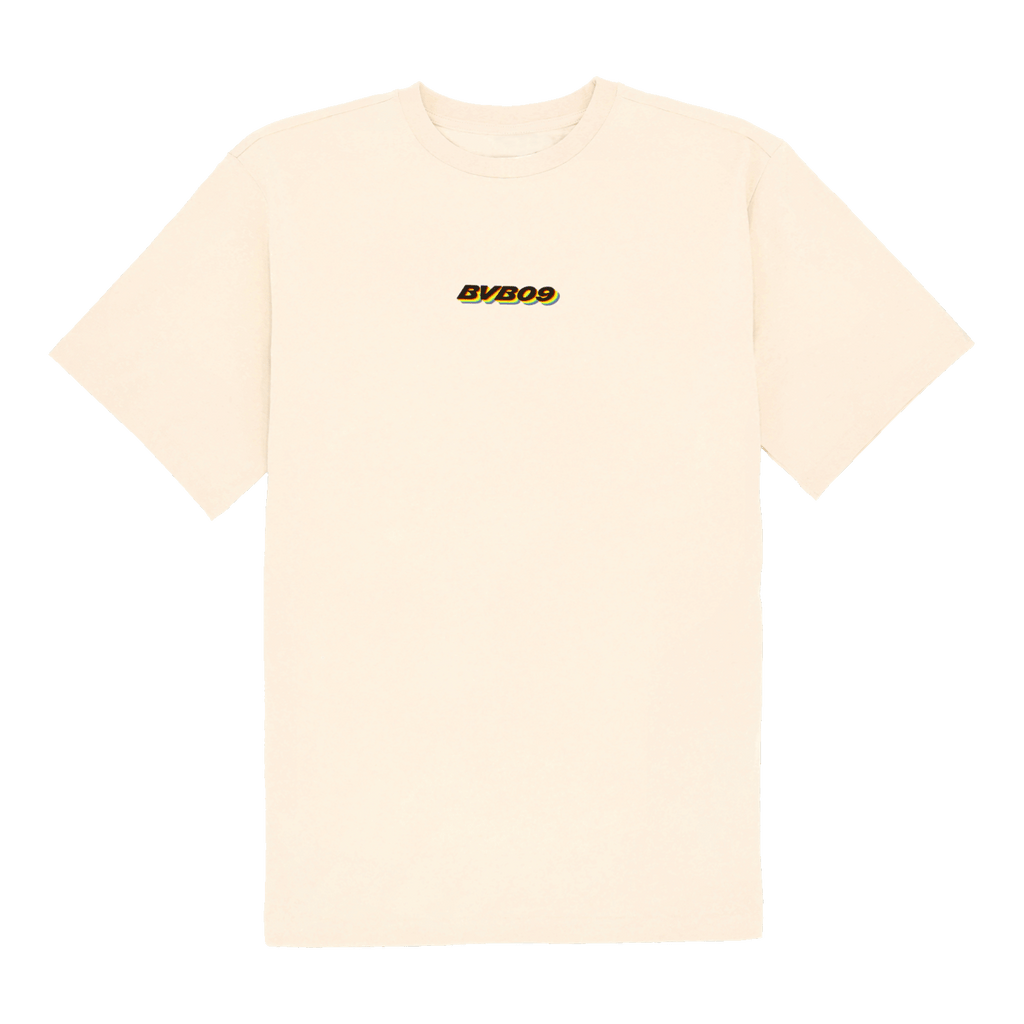 Camiseta sencilla del BVB Rainbow en color beige con un pequeño logotipo «BVB09» en la parte delantera, perfecta para los aficionados del Borussia Dortmund.