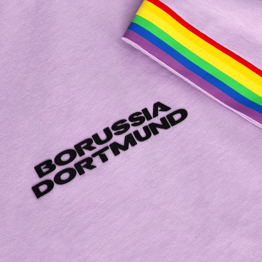 Camiseta «Lila BVB Rainbow» con el logotipo del Borussia Dortmund y un diseño de arcoíris, un diseño moderno para los aficionados al fútbol.