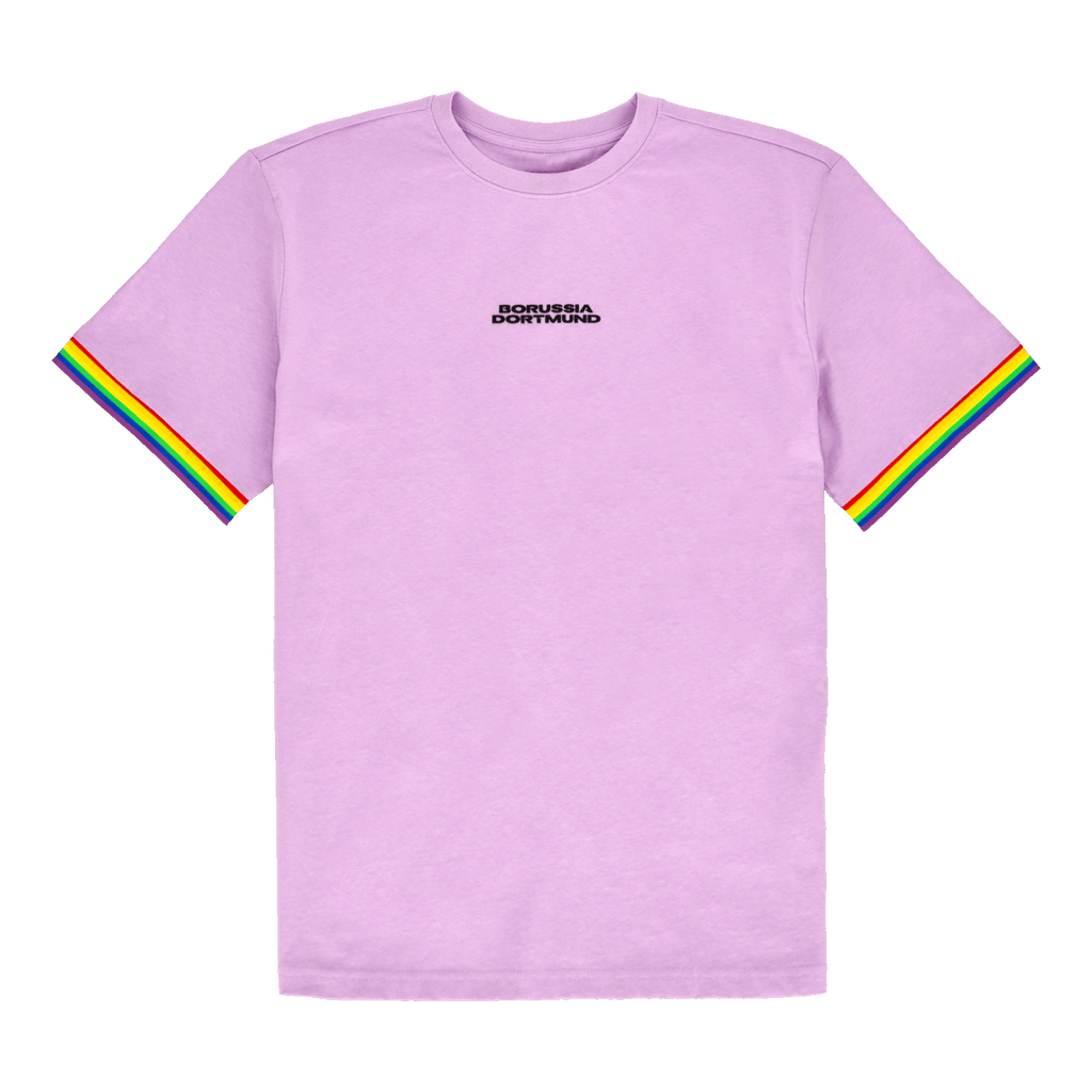 Camiseta morada del BVB con rayas de colores del arcoíris en las mangas y un pequeño logotipo del Borussia Dortmund en la parte delantera. Perfecta para aficionados y seguidores.