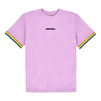Camiseta morada del BVB con rayas de colores del arcoíris en las mangas y un pequeño logotipo del Borussia Dortmund en la parte delantera. Perfecta para aficionados y seguidores.