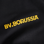 Schwarzes BVB-T-Shirt Rote Erde mit gelbem Schriftzug 'BV.BORUSSIA' auf der Vorderseite, ideal für Fans von Borussia Dortmund.