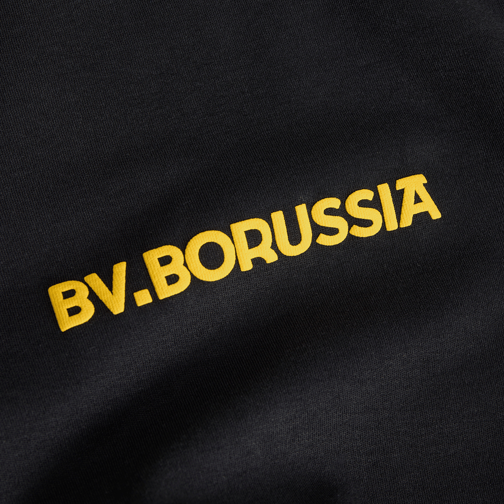黑色多特蒙德（BVB）T恤，红色底色，正面印有黄色“BV.BORUSSIA”字样，是多特蒙德球迷的理想之选。