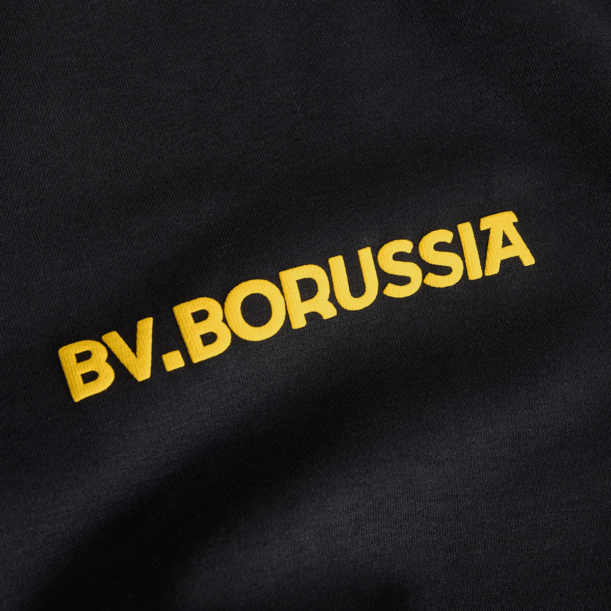 黑色多特蒙德（BVB）T恤，红色底色，正面印有黄色“BV.BORUSSIA”字样，是多特蒙德球迷的理想之选。