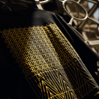 Schwarzes BVB T-Shirt Rote Erde mit gelbem geometrischem Muster, ideal für Fans von Borussia Dortmund.