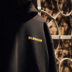 Schwarzer BVB-Hoodie Rote Erde mit gelber Stickerei 'BV. Borussia', Fanartikel von Borussia Dortmund.