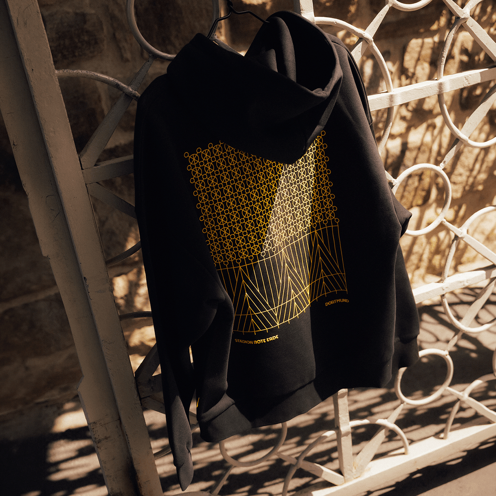 Moderner BVB-Hoodie in schwarzgelb mit geometrischem Muster und Schriftzug ‚Stadion Rote Erde‘, ideal für Fans und Freizeit.