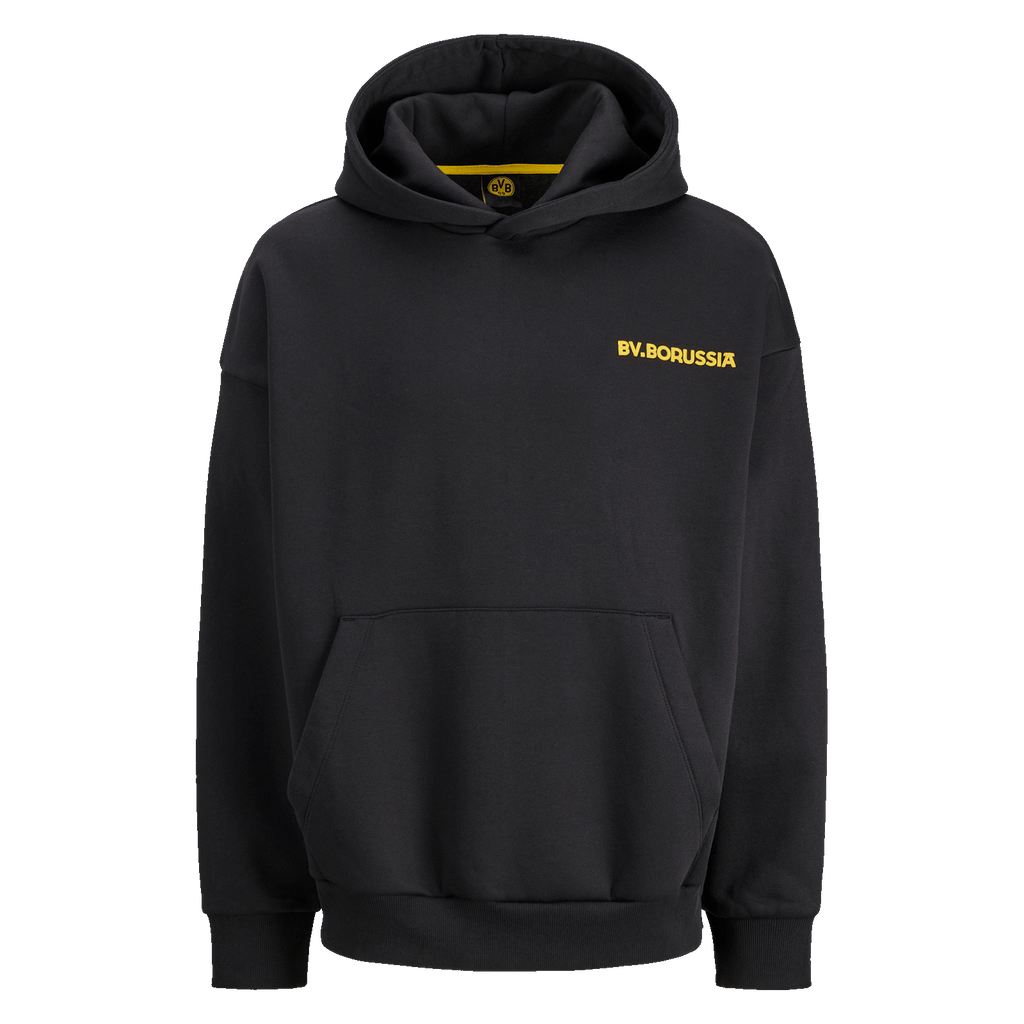 Der schwarze BVB-Hoodie 'Rote Erde' mit gelbem BV.BORUSSIA-Schriftzug auf der Brust, Kapuze und gemütlicher Kängurutasche, perfekter Fanartikel für Borussia Dortmund Fans.