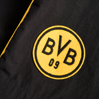 黒い生地の背景に、黒と黄色のBVB 09のロゴが刺繍されたクローズアップ写真。