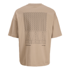 La maglietta del BVB “Rote Erde Desert” in beige presenta sul retro un motivo grafico e la scritta “Stadion Rote Erde – Dortmund”.