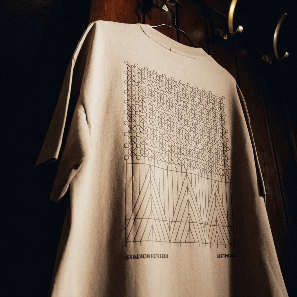 T-shirt du BVB « Rote Erde » de couleur « Desert », avec un motif géométrique moderne et les inscriptions « Stadion Rote Erde » et « Dortmund ».