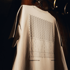 T-shirt du BVB « Rote Erde » de couleur « Desert », avec un motif géométrique moderne et les inscriptions « Stadion Rote Erde » et « Dortmund ».