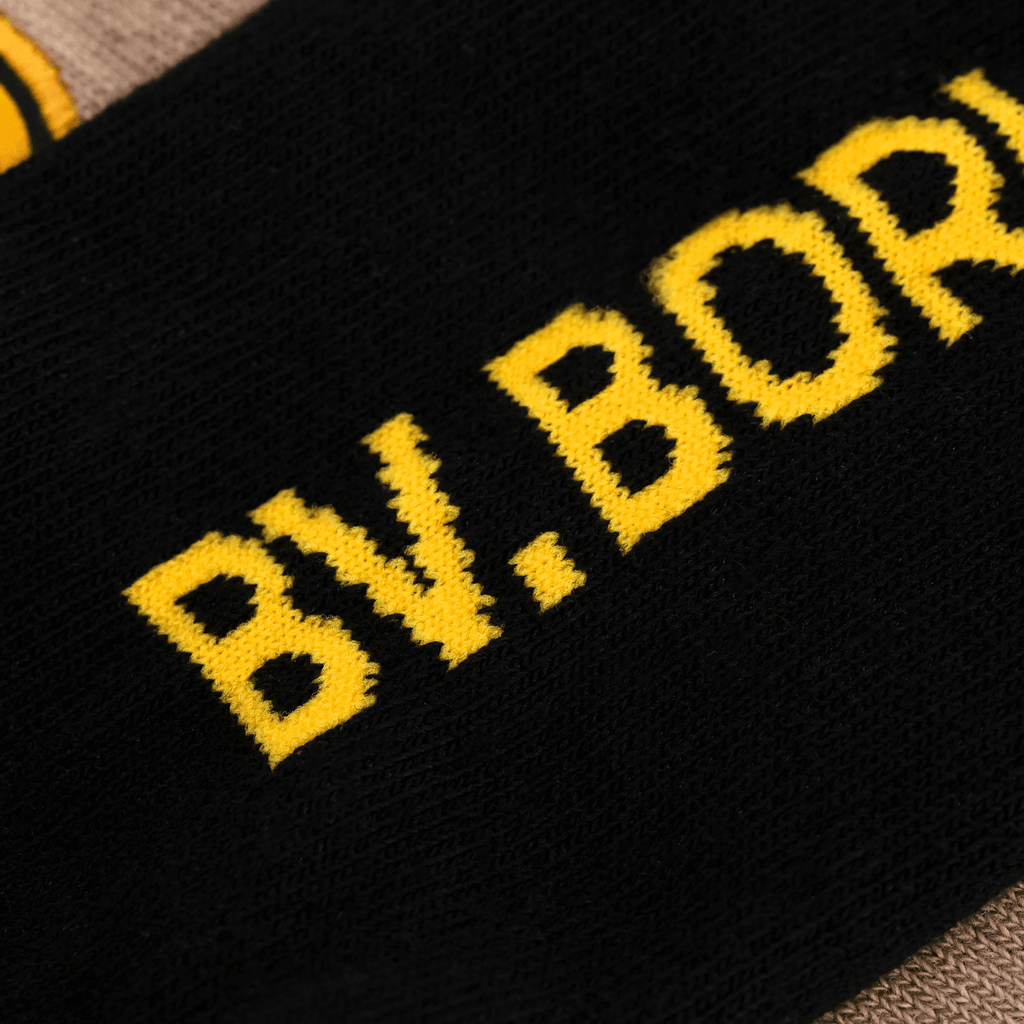 Primo piano dei calzini del BVB “Rote Erde” in confezione da due, nei colori nero e giallo con scritte gialle e logo del BVB.