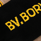 Primo piano dei calzini del BVB “Rote Erde” in confezione da due, nei colori nero e giallo con scritte gialle e logo del BVB.