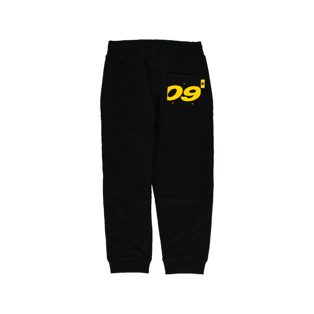 Urbanコレクションのキッズ用BVBスウェットパンツ（黒）。後ろのポケットには目を引く黄色の「09」ロゴが入っています。後ろ姿。