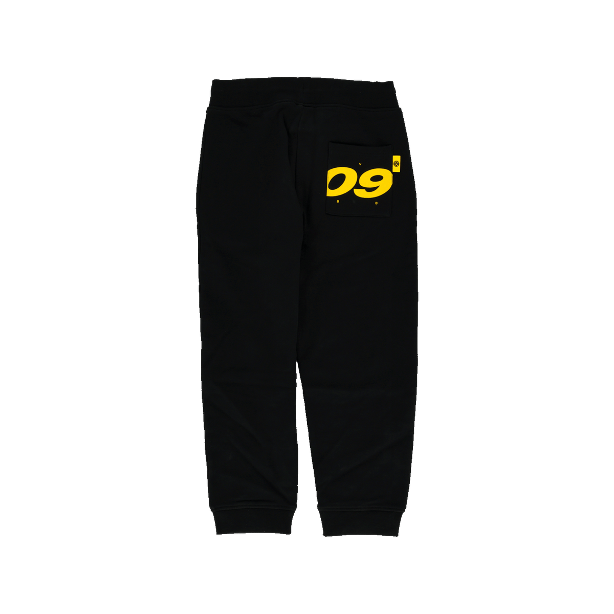 Pantalones de chándal negros del BVB de la colección Urban para niños, con el llamativo logotipo amarillo «09» en el bolsillo trasero; vista trasera.