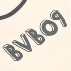 BVB Colorblock II 儿童T恤的特写镜头，展现了设计现代的BVB字样。
