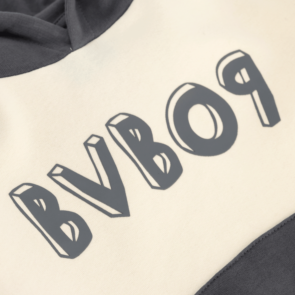 Vista dettagliata della felpa con cappuccio per bambini BVB Colorblock II, nera e gialla, con il logo BVB ben visibile sul davanti.
