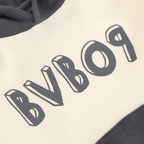 Vista dettagliata della felpa con cappuccio per bambini BVB Colorblock II, nera e gialla, con il logo BVB ben visibile sul davanti.