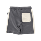 Los pantalones cortos de chándal BVB Colorblock II para niños combinan estilo y comodidad gracias a su diseño en gris y blanco, su cintura elástica y su práctico bolsillo trasero, ideales para el tiempo libre y el deporte.