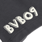 Primer plano de unos pantalones cortos de chándal negros del BVB para niños con un llamativo logotipo blanco del BVB, una prenda ideal para el deporte y el tiempo libre para los jóvenes aficionados.