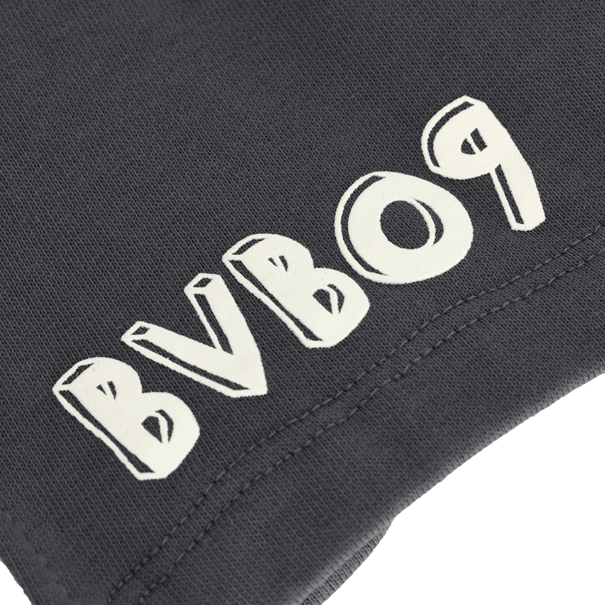 Primer plano de unos pantalones cortos de chándal negros del BVB para niños con un llamativo logotipo blanco del BVB, una prenda ideal para el deporte y el tiempo libre para los jóvenes aficionados.