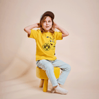 Gelbes BVB-Kinder-T-Shirt mit EMMA-Motiv und Vereinslogo, perfekt für junge Fußballfans, lässig und bequem.