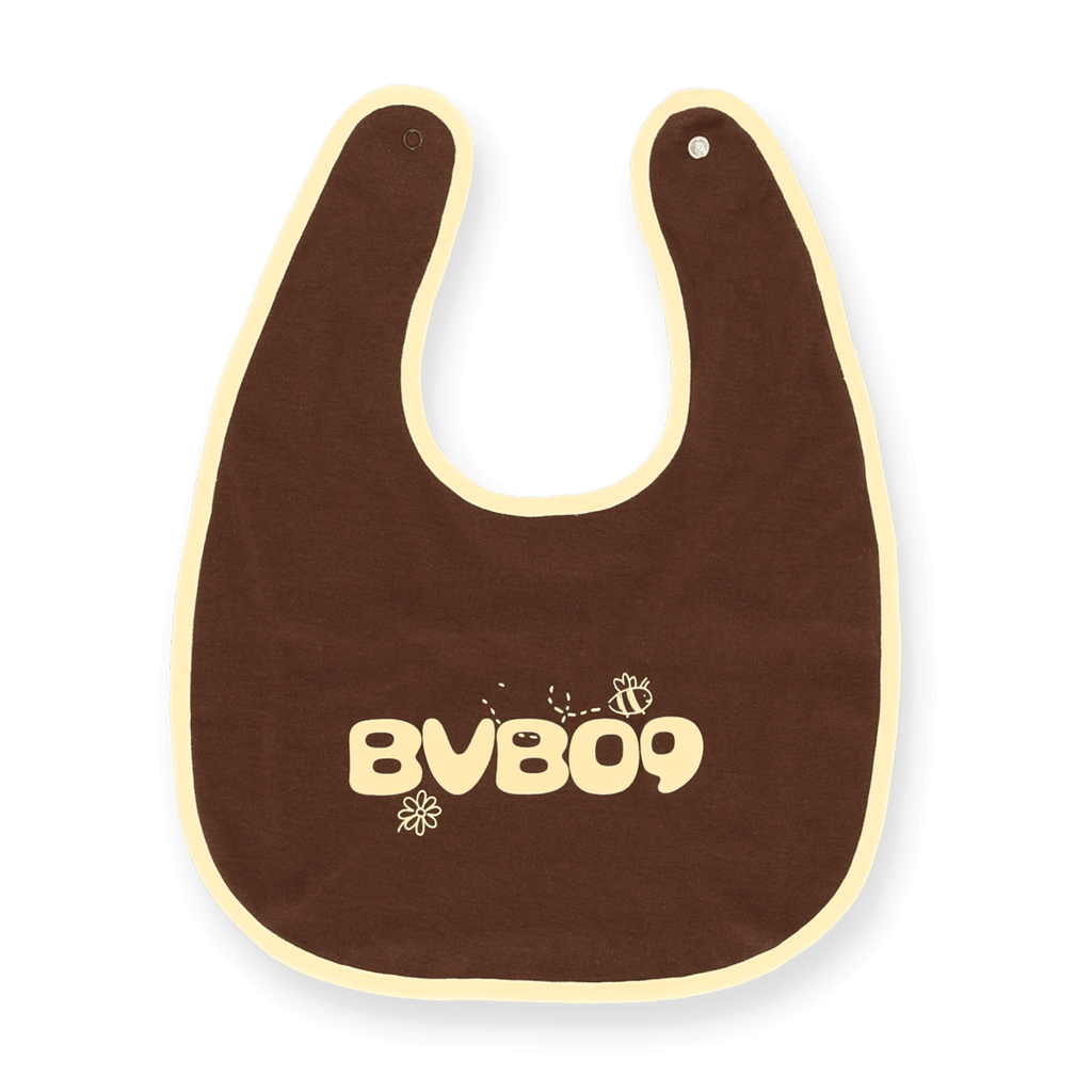 ベージュの縁取りが施された茶色のBVBベビー用よだれかけ。BVB09のロゴと可愛いミツバチのモチーフが入っており、小さなファンにぴったりです。