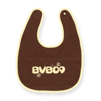 ベージュの縁取りが施された茶色のBVBベビー用よだれかけ。BVB09のロゴと可愛いミツバチのモチーフが入っており、小さなファンにぴったりです。
