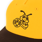 Cappellino giallo da neonato del BVB con stemma EMMA e visiera nera, ideale per i piccoli tifosi del Borussia Dortmund.