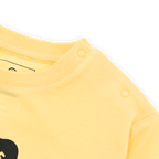 Camiseta amarilla de manga larga para bebé de la colección del BVB y Barrio Sésamo, con botones en el hombro para ponérsela y quitársela fácilmente.
