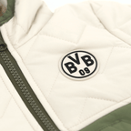Gros plan sur la veste d'hiver BVB pour bébés et jeunes enfants, bicolore (blanc et kaki), avec le logo BVB 09 cousu et une fermeture à glissière.