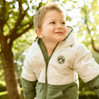 Veste d'hiver bicolore du BVB pour bébés et jeunes enfants, en blanc et vert, dotée d'une capuche et du logo BVB 09 sur le devant.