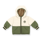 Veste d'hiver bicolore du BVB pour bébés et jeunes enfants, en vert et blanc, avec capuche et écusson du BVB brodé sur la poitrine.