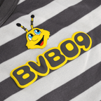 Vista dettagliata del body per neonati del BVB con motivo a righe e disegno di EMMA nei colori nero e giallo, ideale per i piccoli tifosi del Borussia Dortmund.