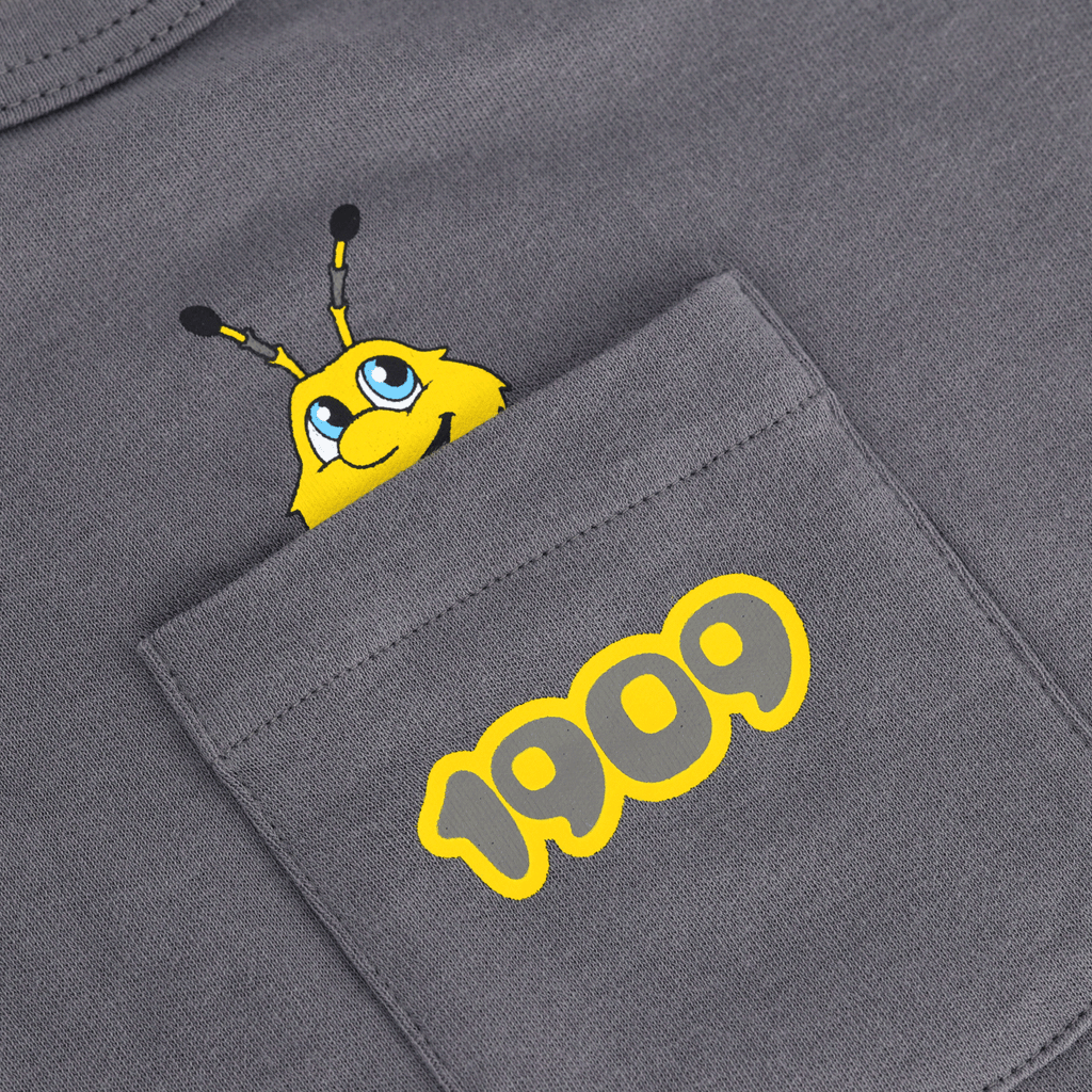 T-shirt à manches longues gris du BVB pour bébés et jeunes enfants, avec l'inscription « 1909 » en jaune et un motif EMMA sur la poche poitrine : un article idéal pour les tout petits supporters du Borussia Dortmund.