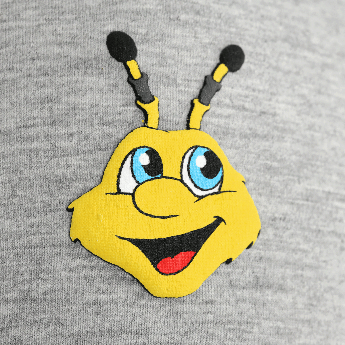BVB Cap für Babys und Kleinkinder mit grau-gelbem Colorblock-Design und fröhlichem EMMA-Motiv, perfekt für Borussia Dortmund Fans.