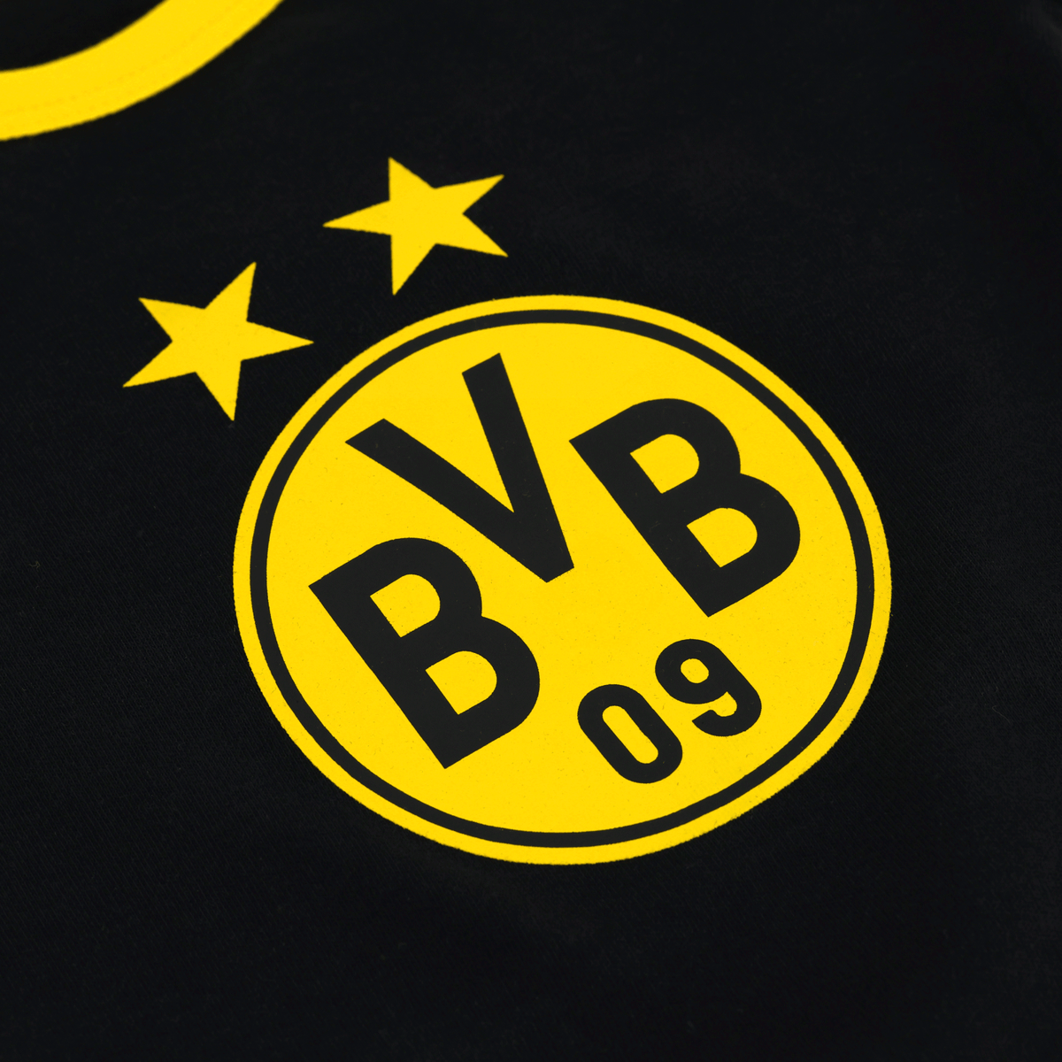 BVBのロゴと2つの星があしらわれた、黒と黄色のBVBベビーボディスーツ。ボルシア・ドルトムントの小さなファンにぴったりです。