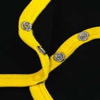 Gros plan sur un body pour bébé du BVB aux couleurs noir et jaune, doté de boutons-pression pratiques et de l'emblème du BVB.