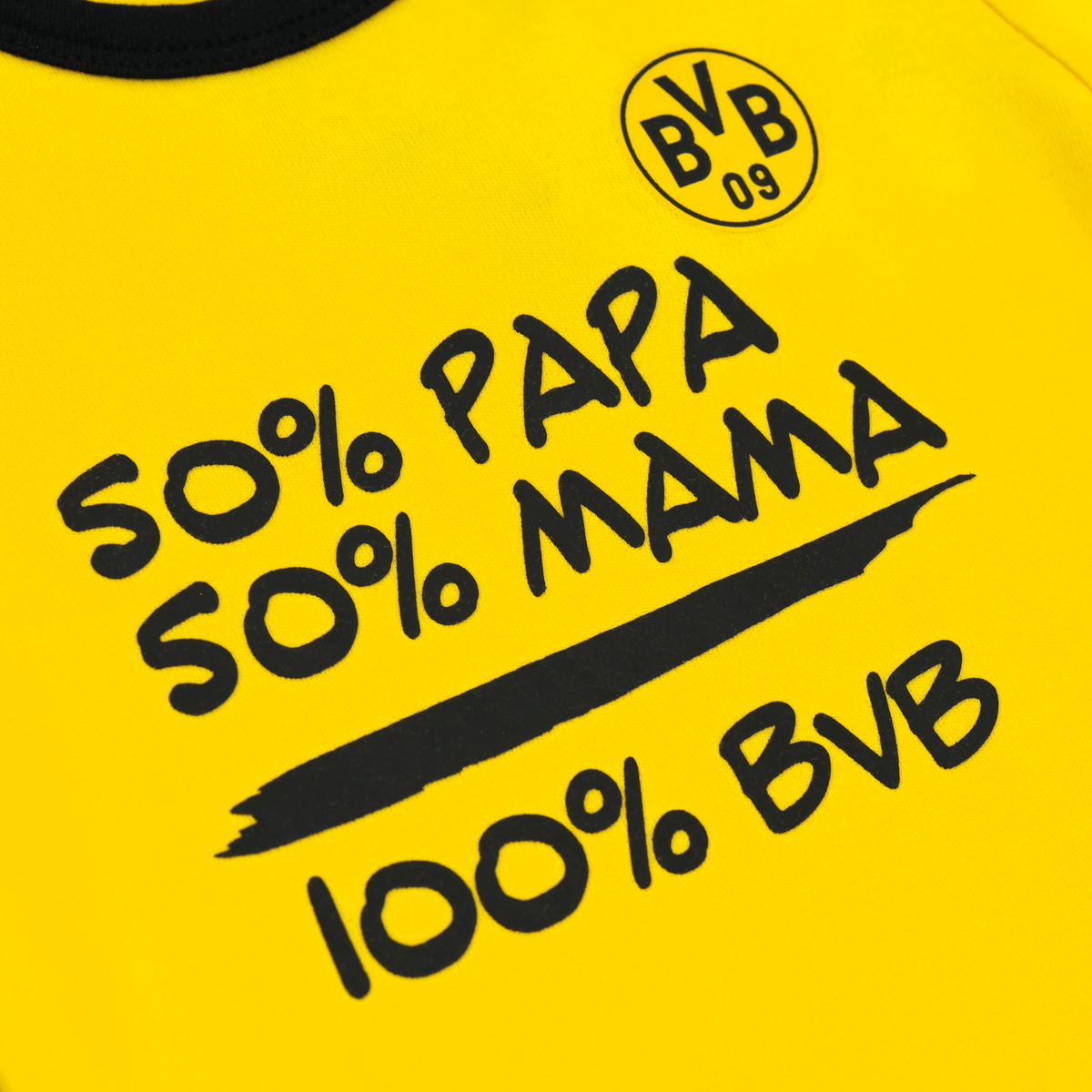 多特蒙德（Borussia Dortmund）黄色婴儿连体衣，印有黑色字样“50% 爸爸，50% 妈妈，100% BVB”及 BVB 队徽，是小 BVB 球迷的理想之选。