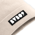 Detailansicht einer beigen BVB-Mütze mit aufgenähtem BVB 09-Logo. Perfekt für Borussia-Dortmund-Fans.