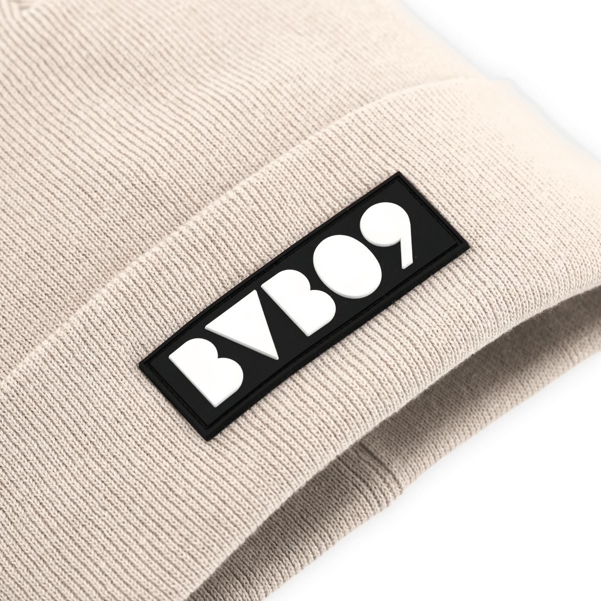 Close-up of a beige BVB cap with a sewn-on BVB 09 logo. Perfect for Borussia Dortmund fans.