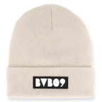 Beige Mütze mit BVB 09-Logo, geeignet als stilvolles und praktisches Accessoire für Fans von Borussia Dortmund.