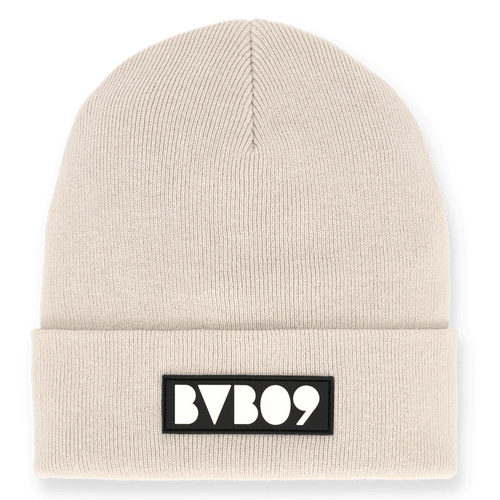 Beige Mütze mit BVB 09-Logo, geeignet als stilvolles und praktisches Accessoire für Fans von Borussia Dortmund.