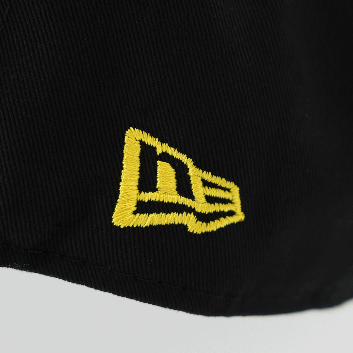 Black BVB New Era 9Twenty cap for kids, high-quality design with a yellow embroidered logo on black fabric. Perfect for young Borussia Dortmund fans.