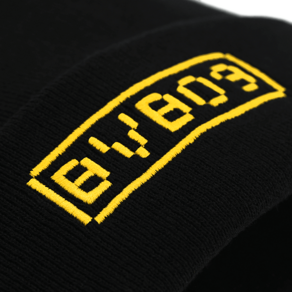 这款黑色与黄色相间的多特蒙德（BVB）儿童毛线帽上绣有醒目的BVB标志，是时尚的球迷配饰。