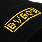 这款黑色与黄色相间的多特蒙德（BVB）儿童毛线帽上绣有醒目的BVB标志，是时尚的球迷配饰。