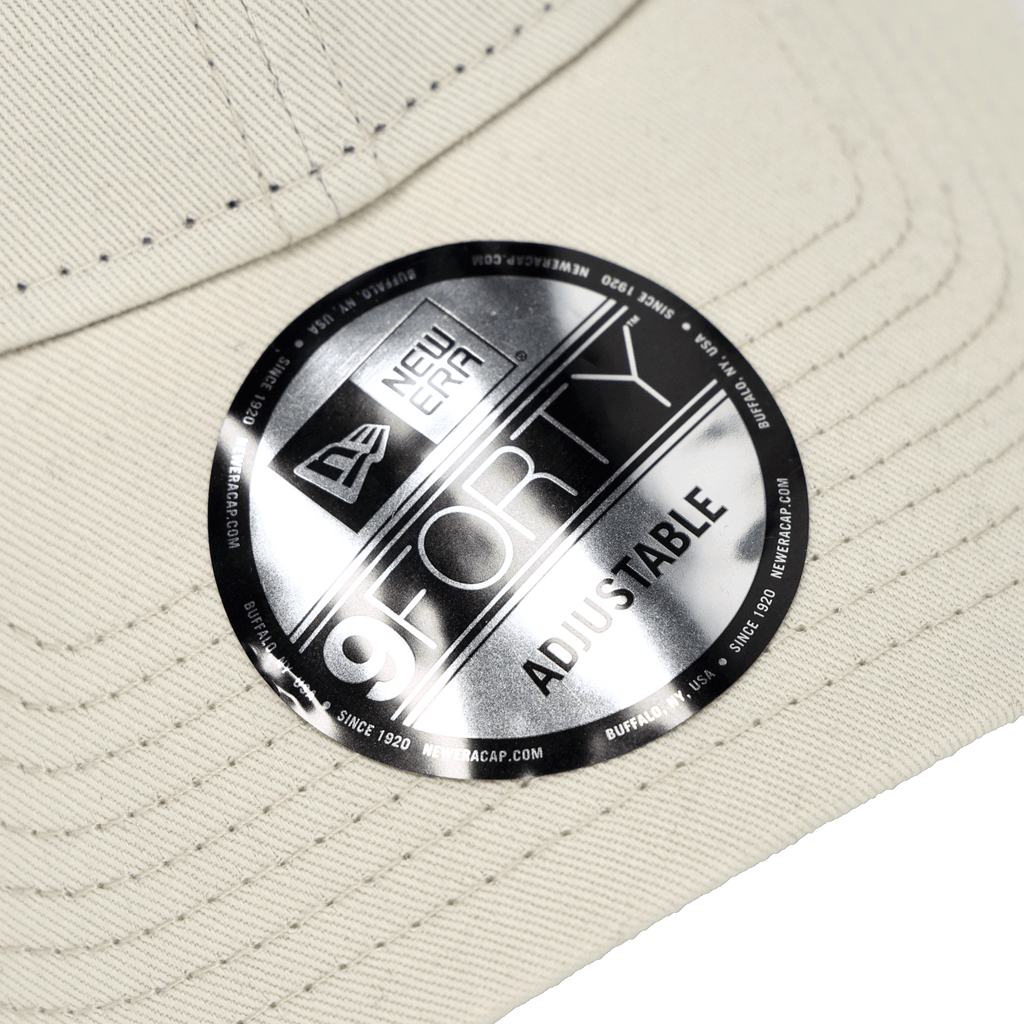 New Eraのベージュ色のBVBキャップ。モデルは9Forty Essentials。サイズ調整可能で、前面には印象的なステッカーがあしらわれています。
