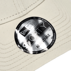 New Eraのベージュ色のBVBキャップ。モデルは9Forty Essentials。サイズ調整可能で、前面には印象的なステッカーがあしらわれています。