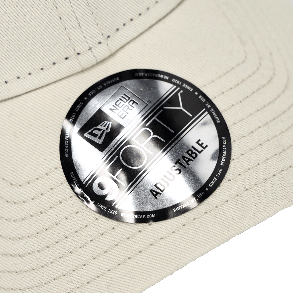New Eraのベージュ色のBVBキャップ。モデルは9Forty Essentials。サイズ調整可能で、前面には印象的なステッカーがあしらわれています。