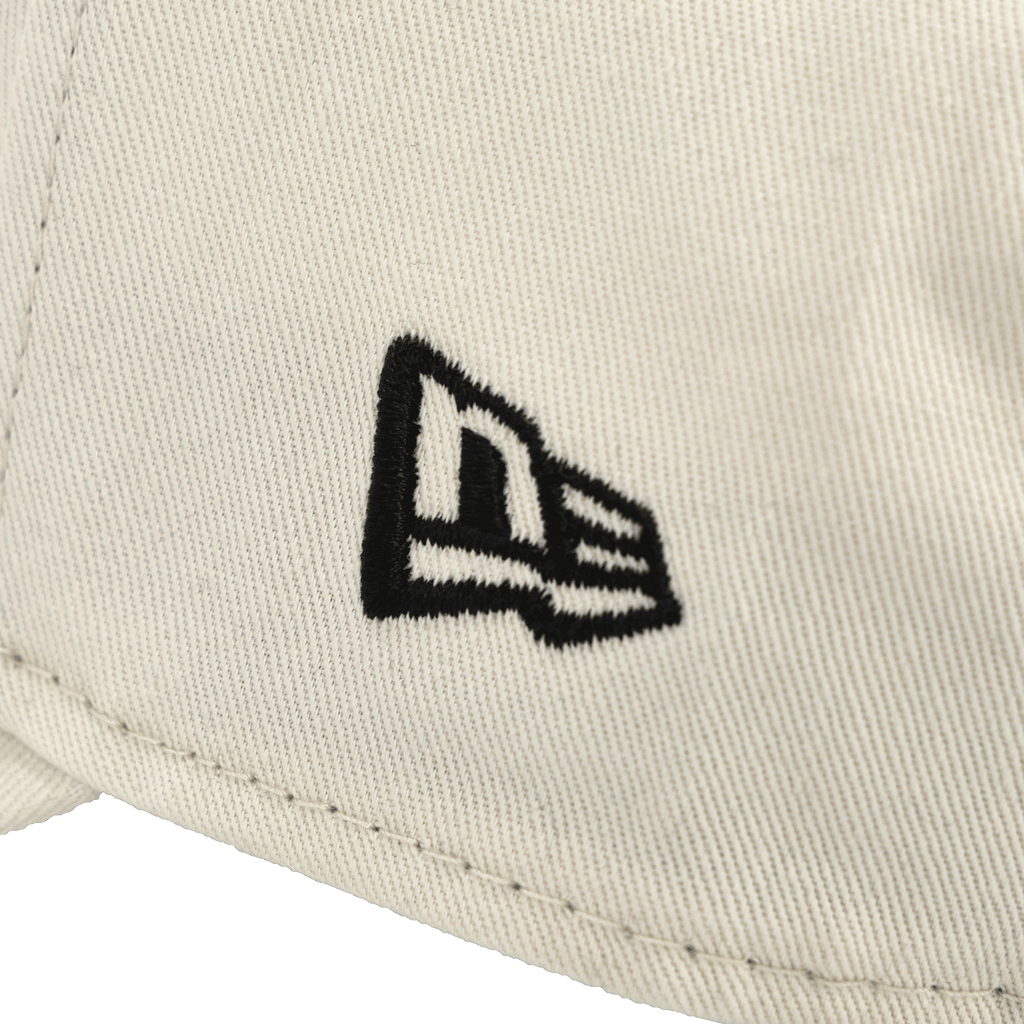 New Era製の黒いBVBキャップ、モデル「9Forty Essentials」。BVBのロゴが刺繍され、上質な仕上がりとなっており、ボルシア・ドルトムントのファンに最適です。